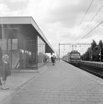 155084 Gezicht op het perron van het N.S,-station Weesp te Weesp met een electrisch treinstel mat. 1954 (plan P) van de N.S.